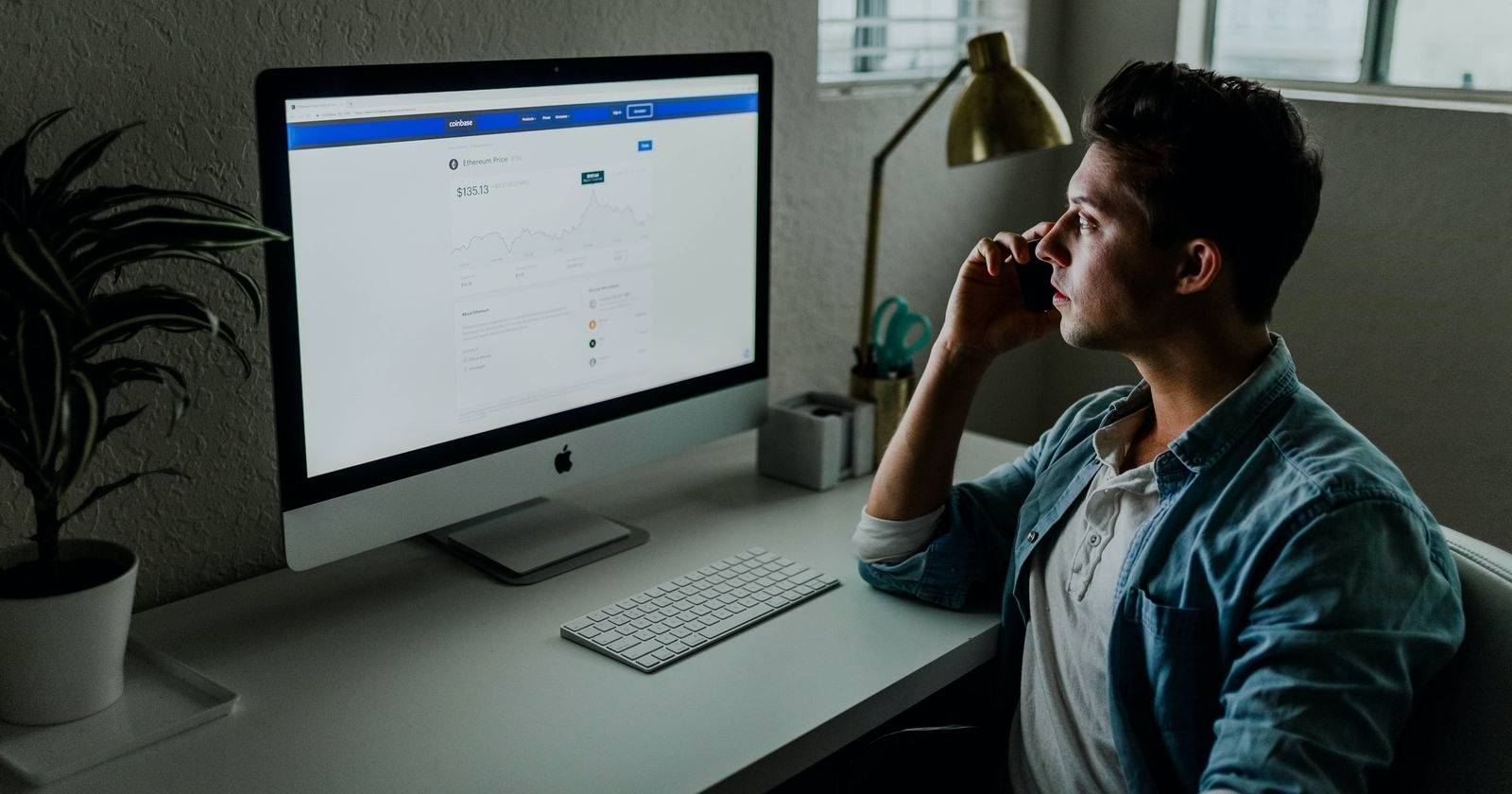 Человек, задумчиво смотрящий на экран компьютера