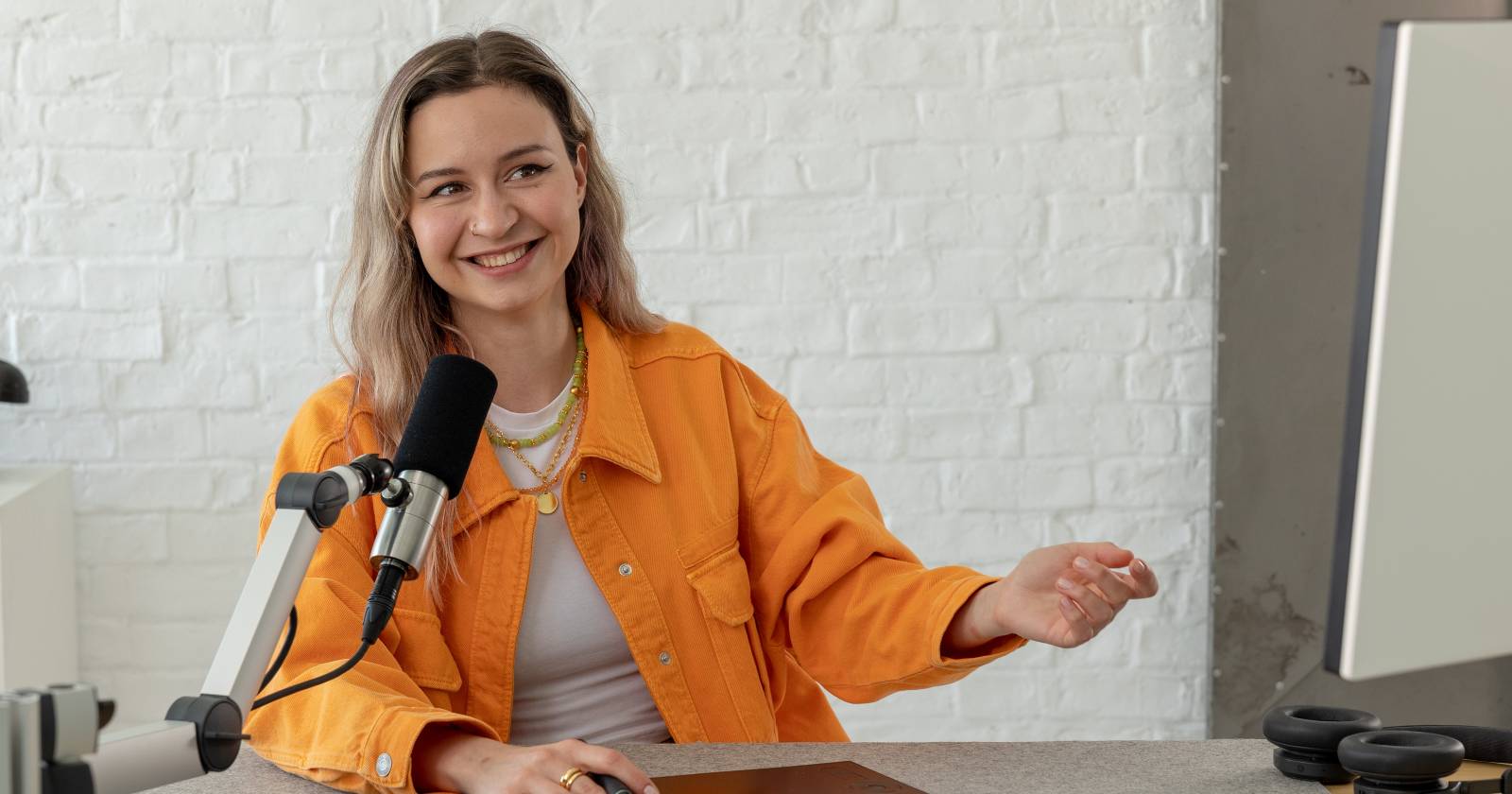 человек улыбается у компьютера