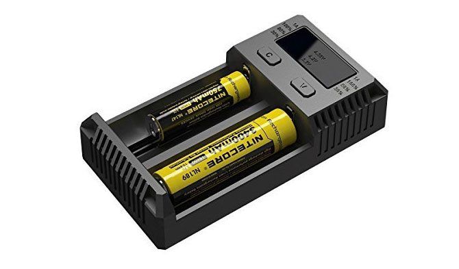 Nitecore i2 зарядное устройство на столе