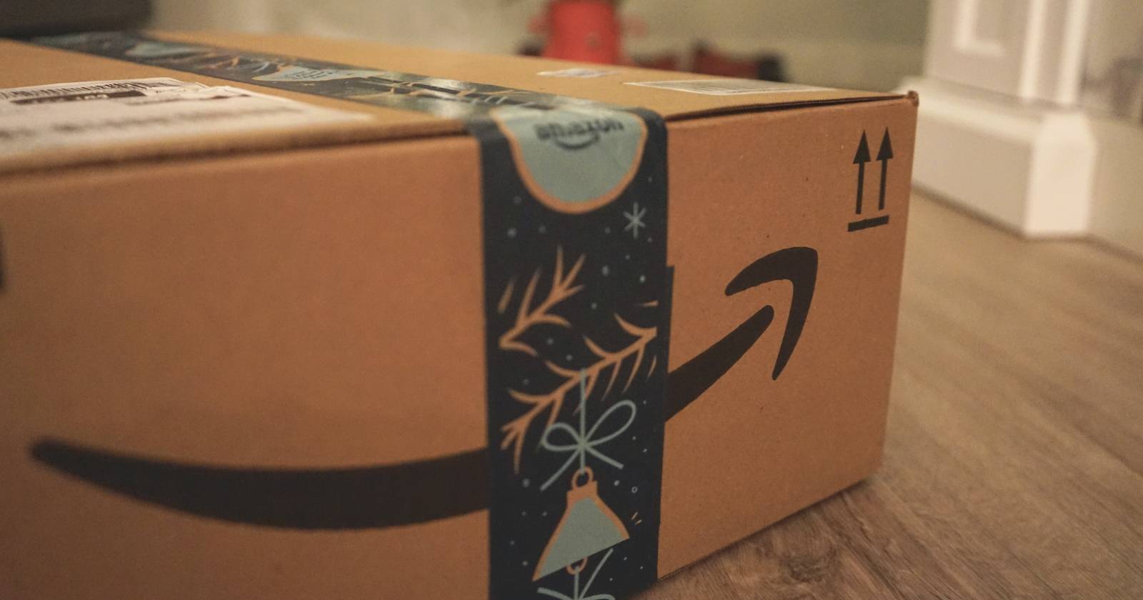 Посылка Amazon на столе