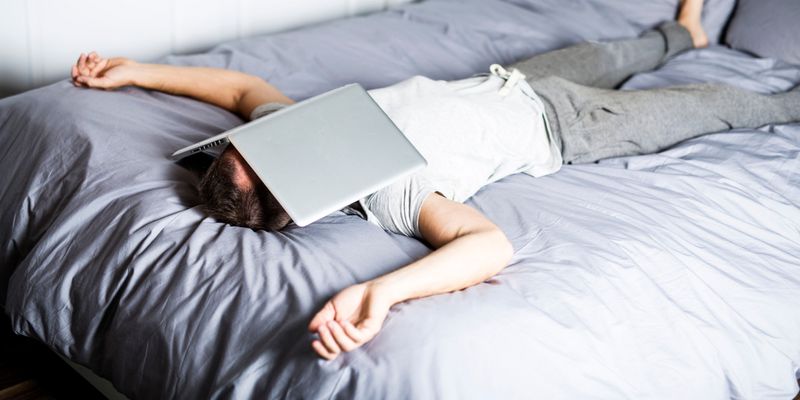 Пассажиры в ожидании, иллюстрация терпения пользователя при долгой загрузке сайта