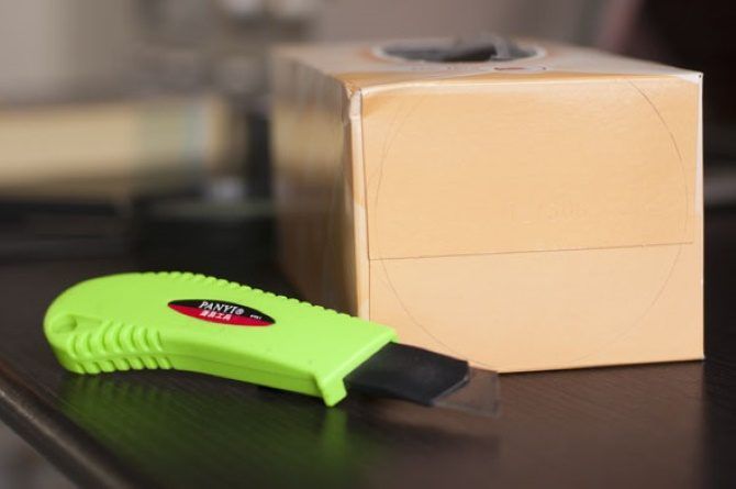 Вырежьте отверстие для линзы в коробке