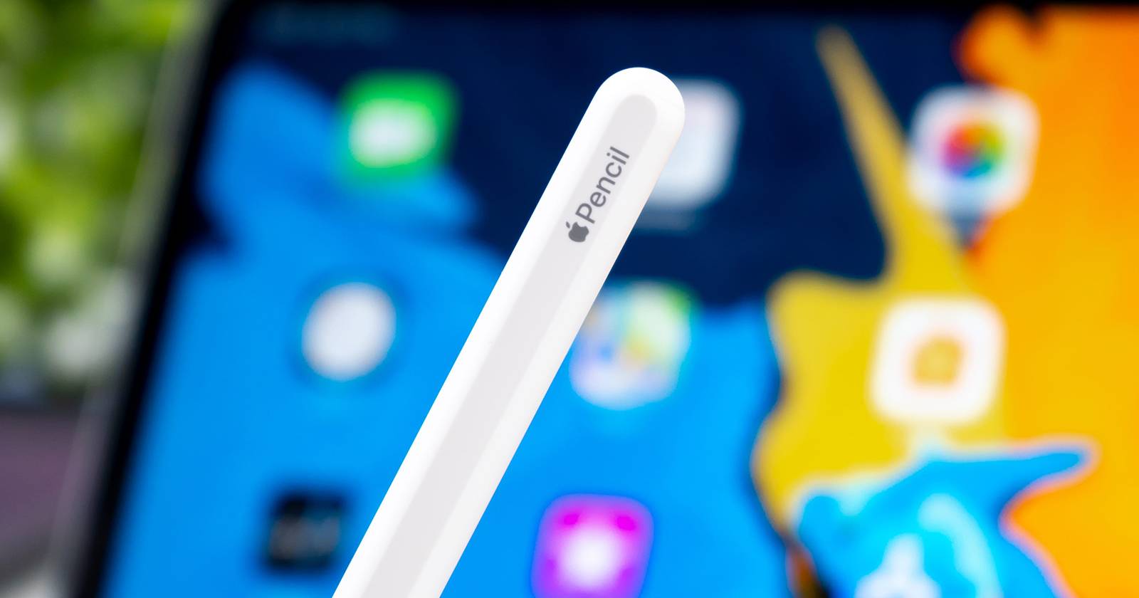 Apple Pencil на фоне iPad.