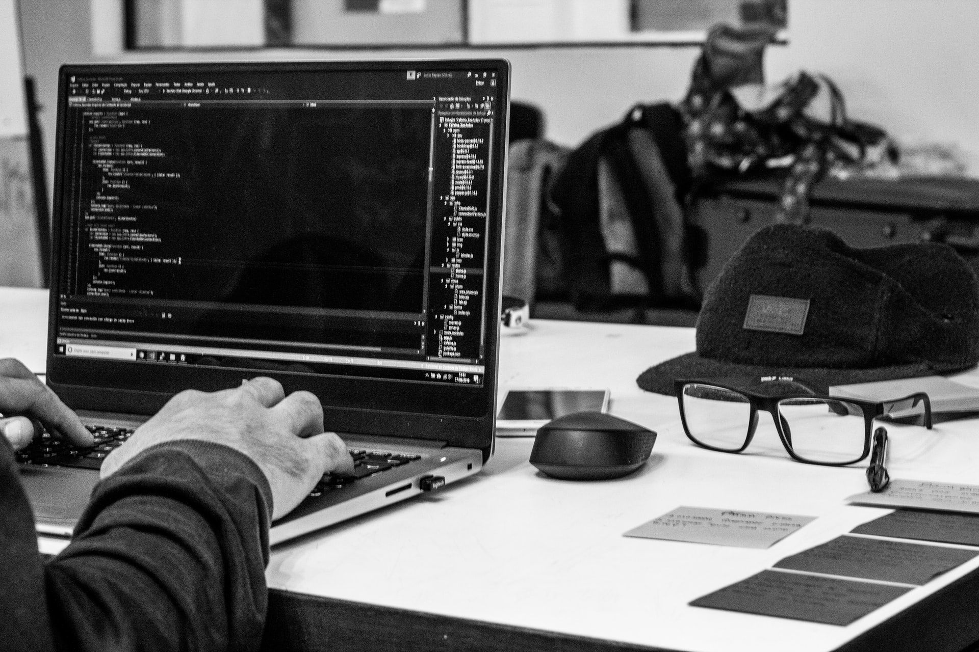 Мужчина печатает на компьютере