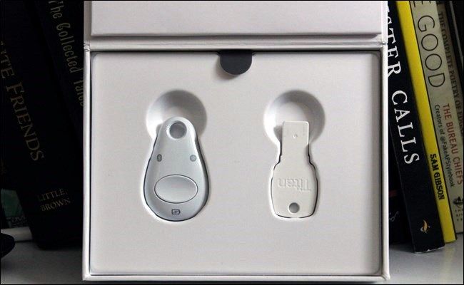 Пакет Titan Security: USB-ключ и Bluetooth/USB-ключ рядом.