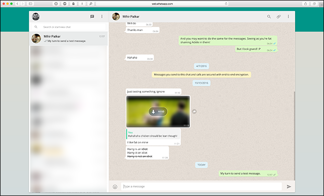 Интерфейс WhatsApp Web на компьютере с чатами и списком контактов