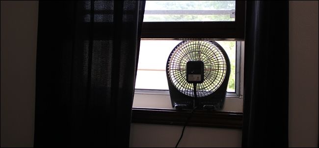 Окна с пластиковыми плёнками и замазкой уплотнений