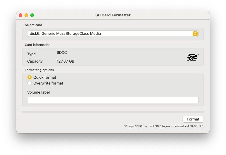 Приложение SD Card Formatter на macOS с простой панелью и информацией о карте