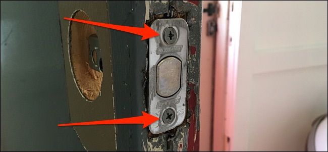 Откручиваем винты защёлки на торце двери