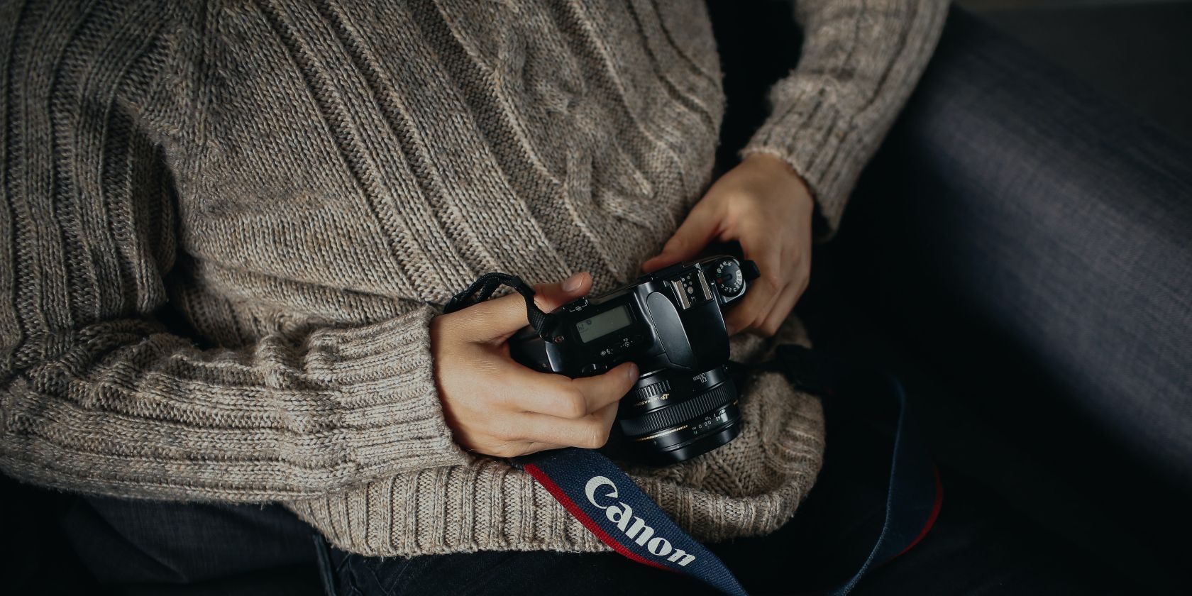 фотограф смотрит на экран камеры, сидя