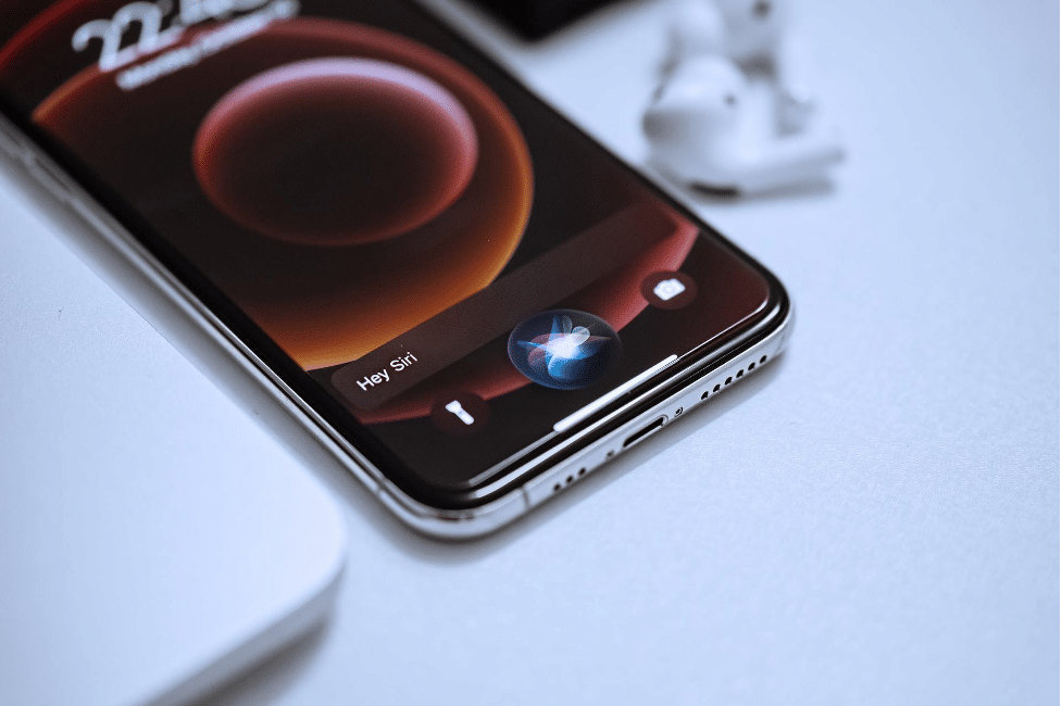 iPhone che mostra la mappa di pulizia e controlli di un aspirapolvere robot nell'app dedicata