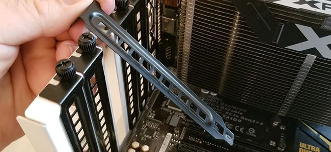 Фото установки PCIe‑карты в слот материнской платы