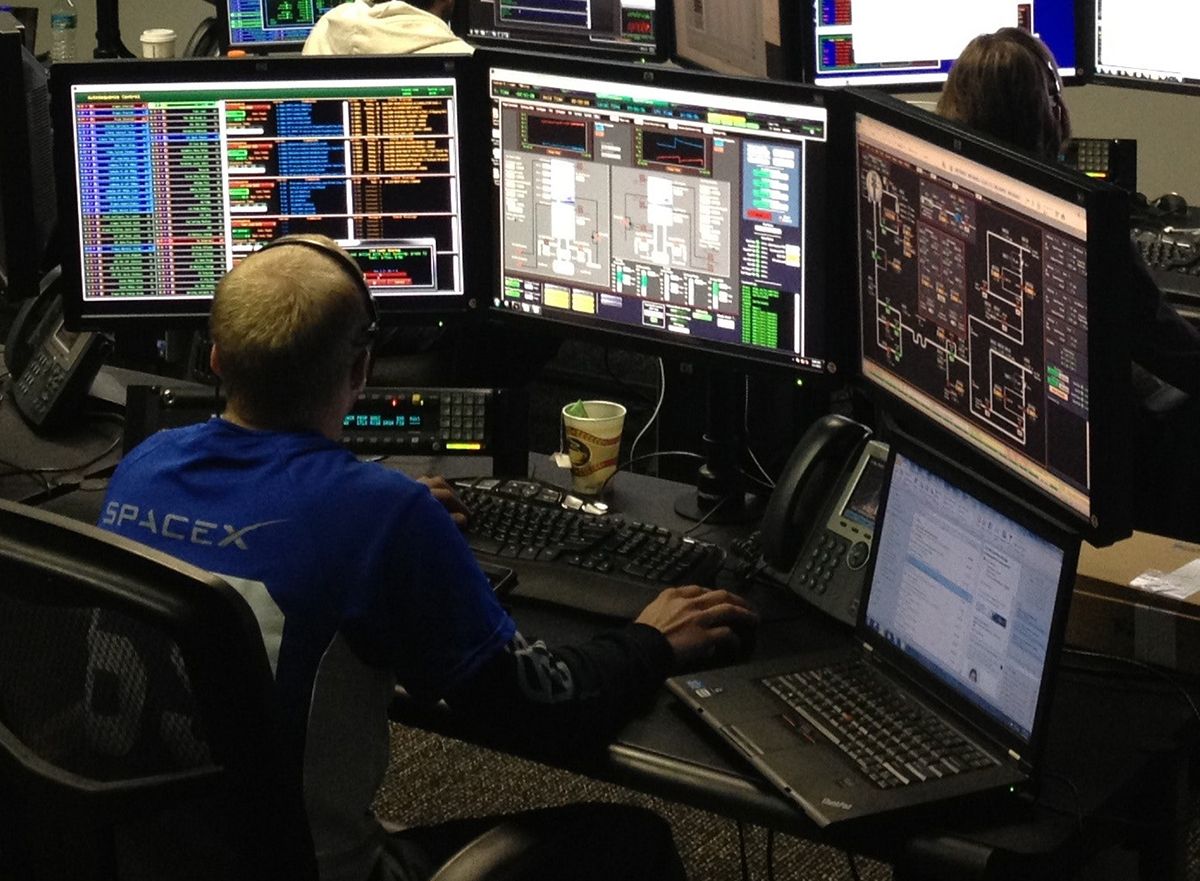 Тройная конфигурация мониторов вокруг ноутбука