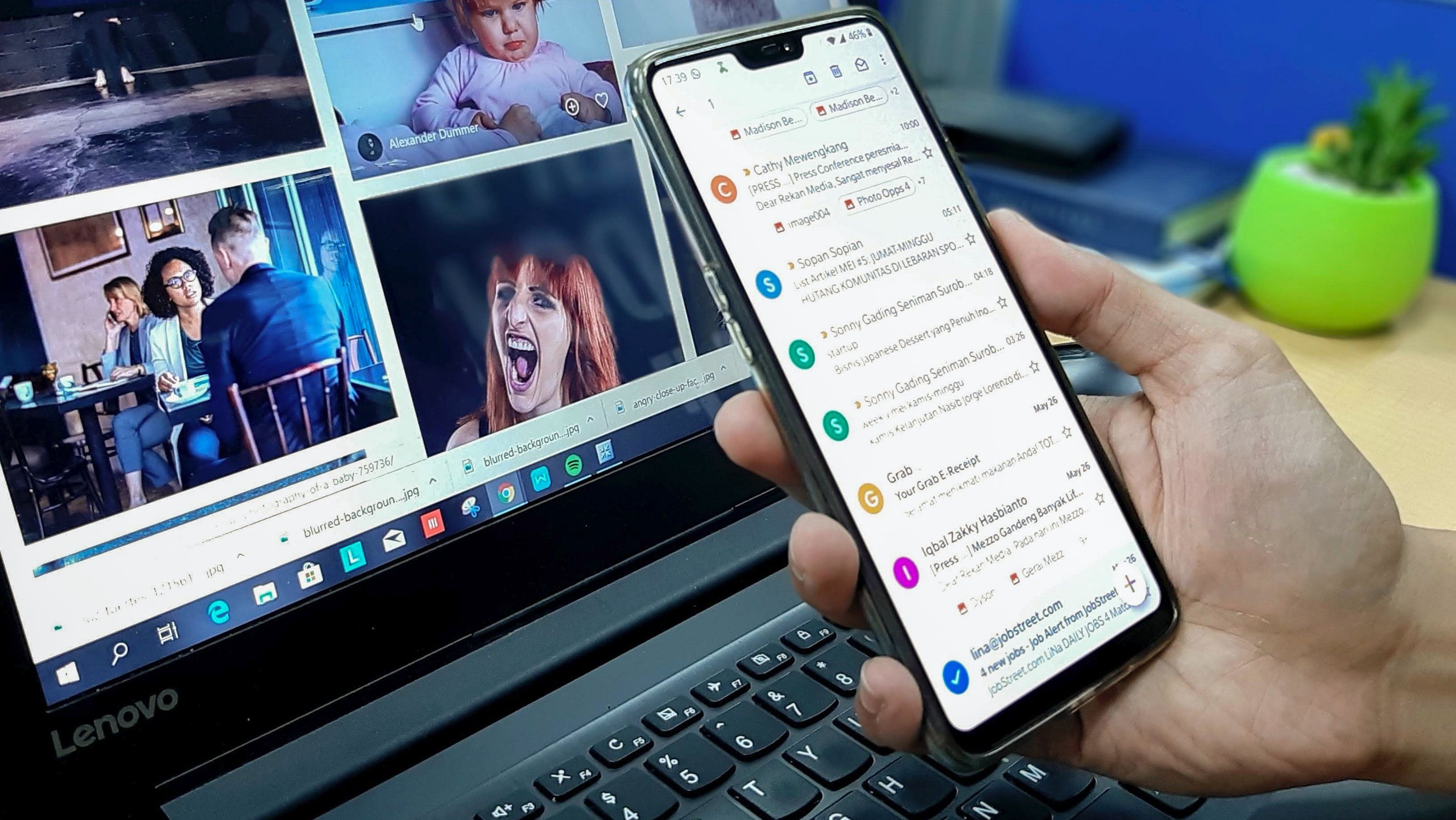Мужчина держит телефон с почтой Gmail