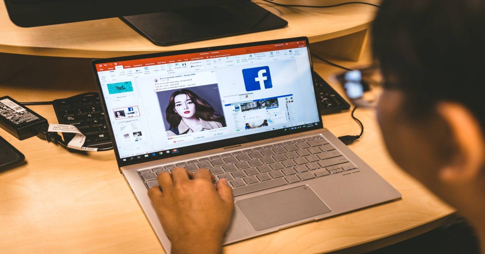 Using Microsoft PowerPoint on laptop