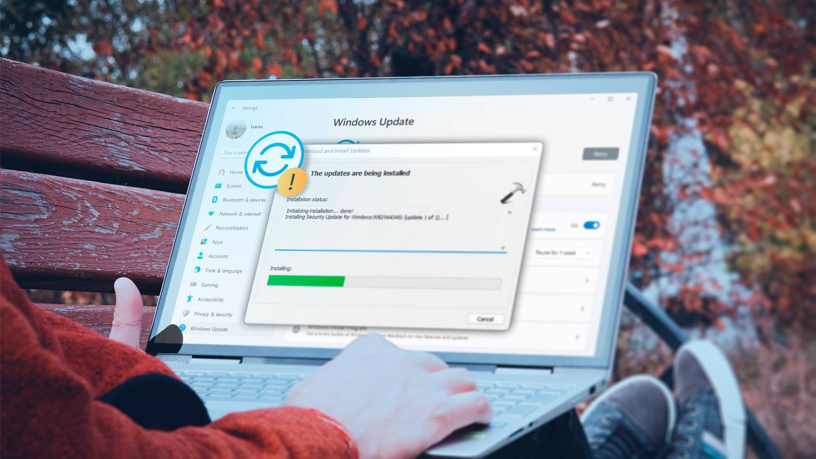 Человек использует ноутбук с Windows 11 и устанавливает обновления.
