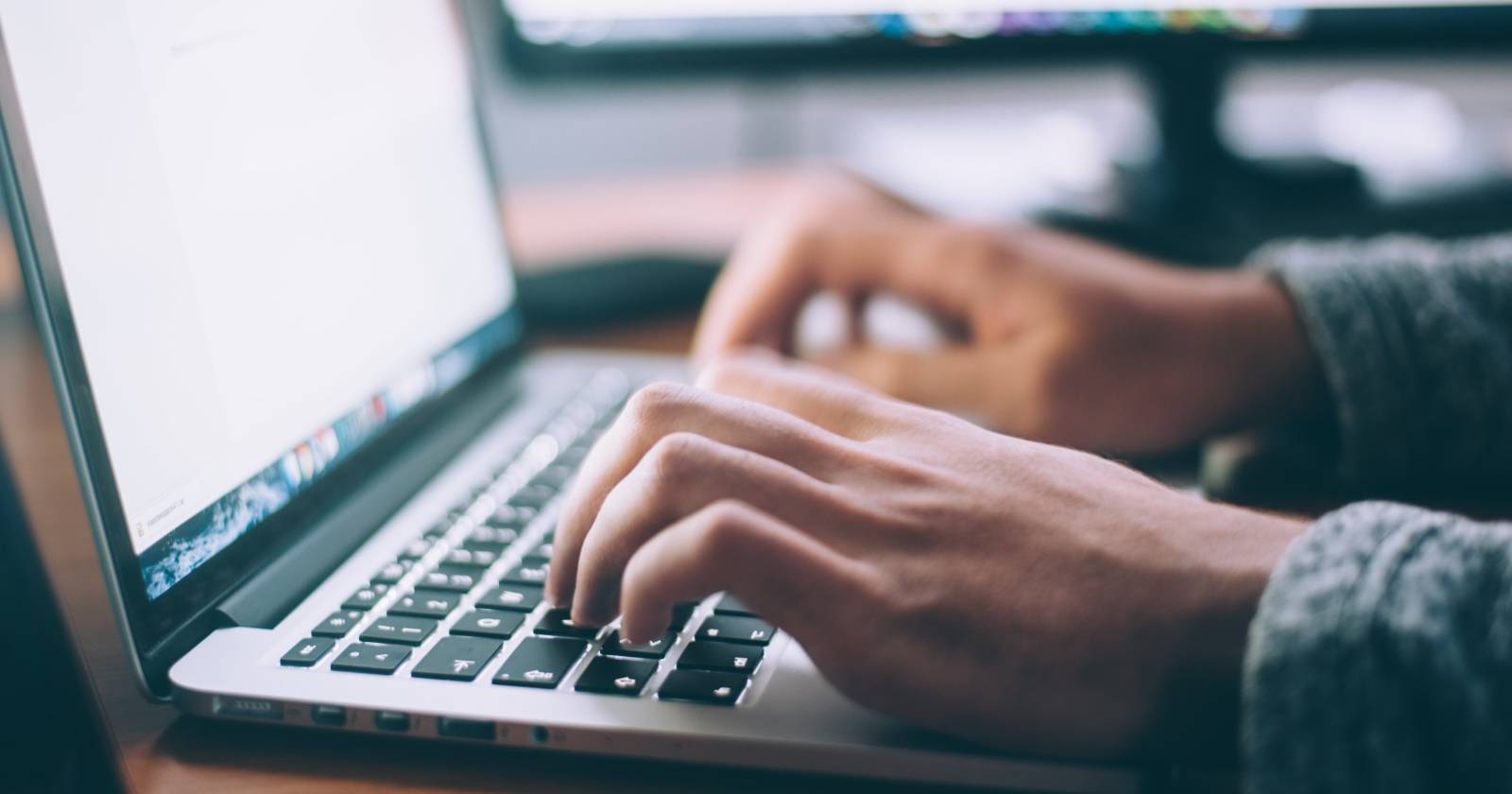 Person arbeitet an einem Laptop und demonstriert Schritte