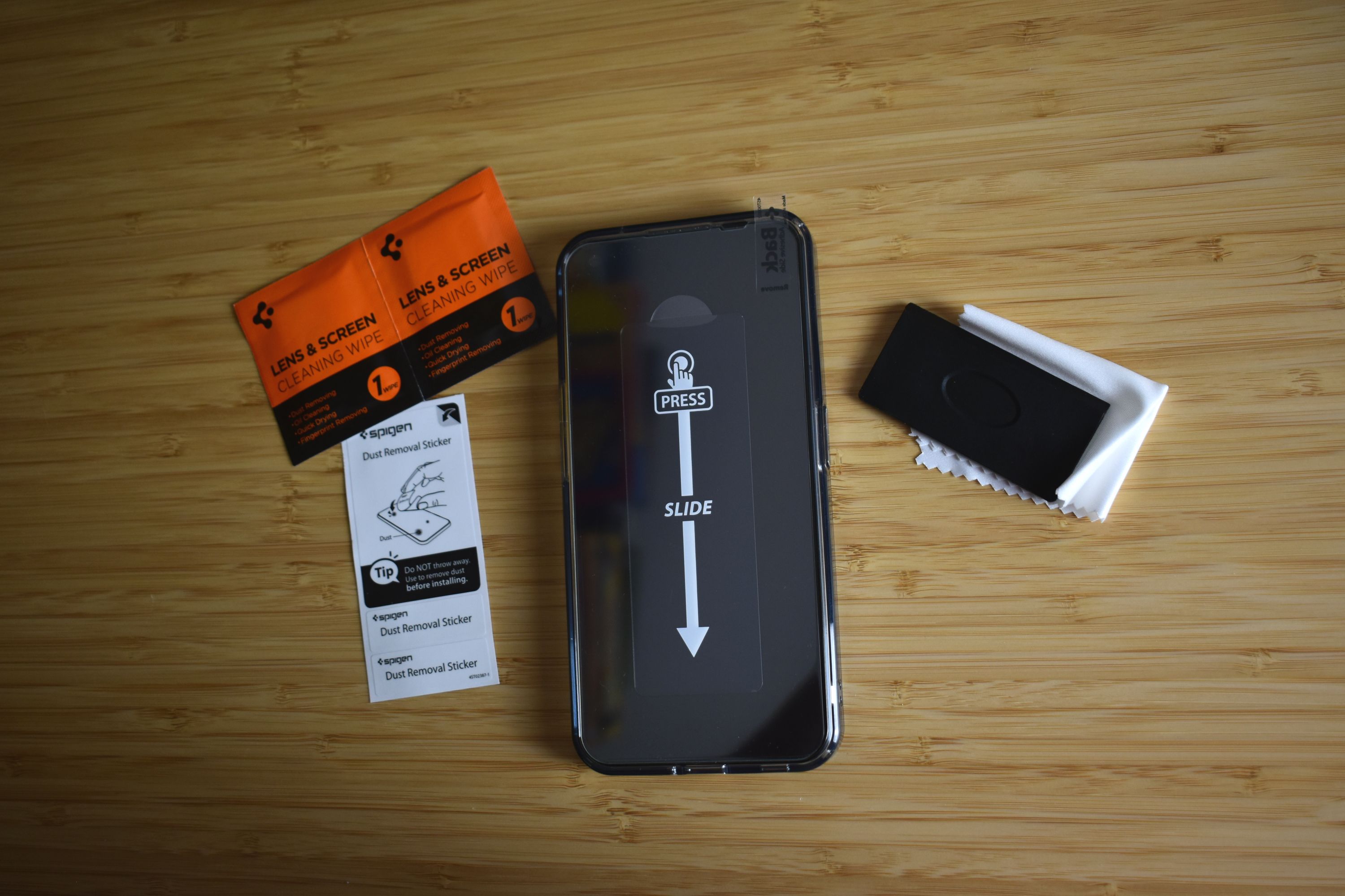 Nothing Phone с наклеенной защитной плёнкой на столе