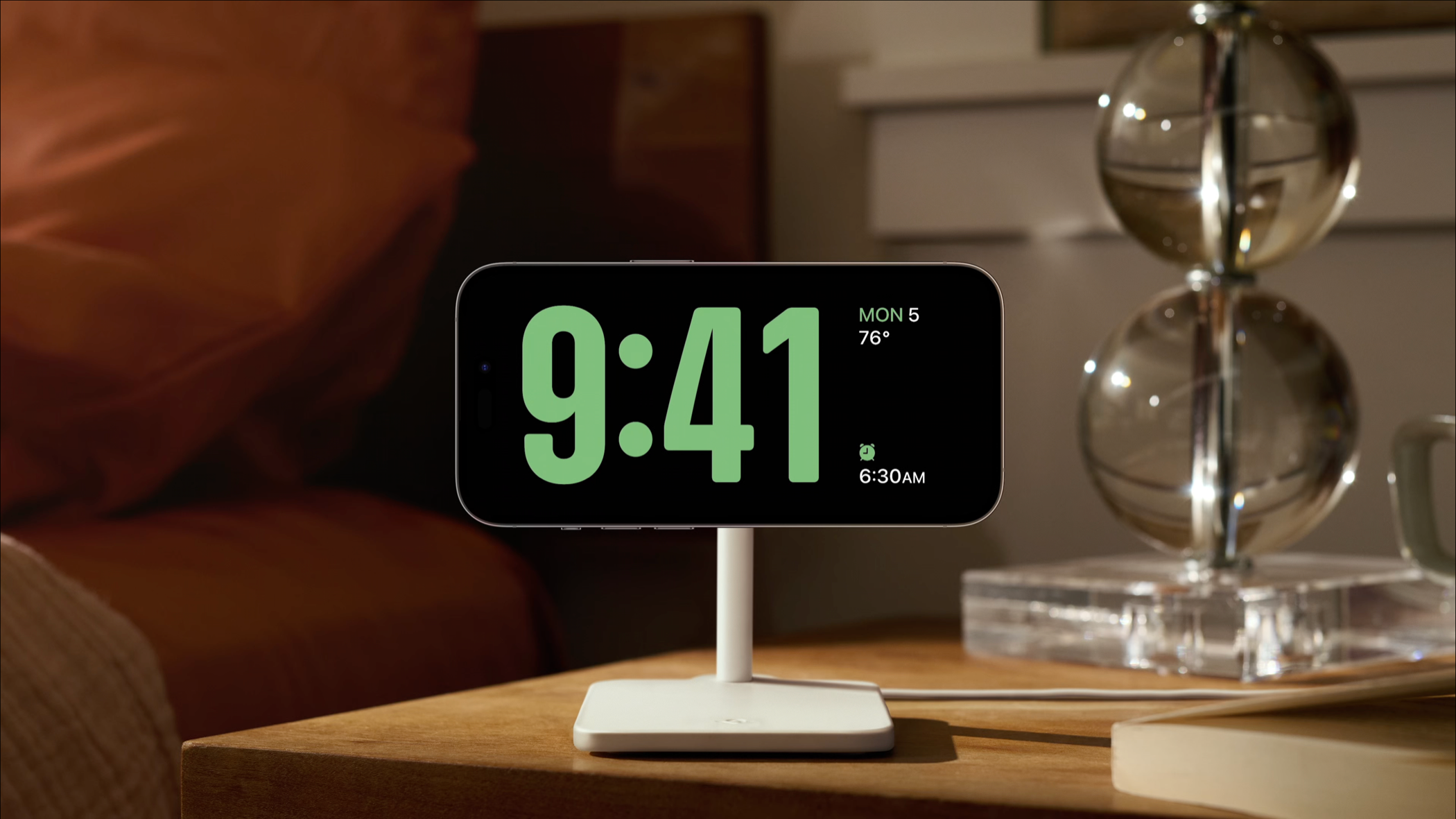 iPhone на тумбочке в режиме StandBy