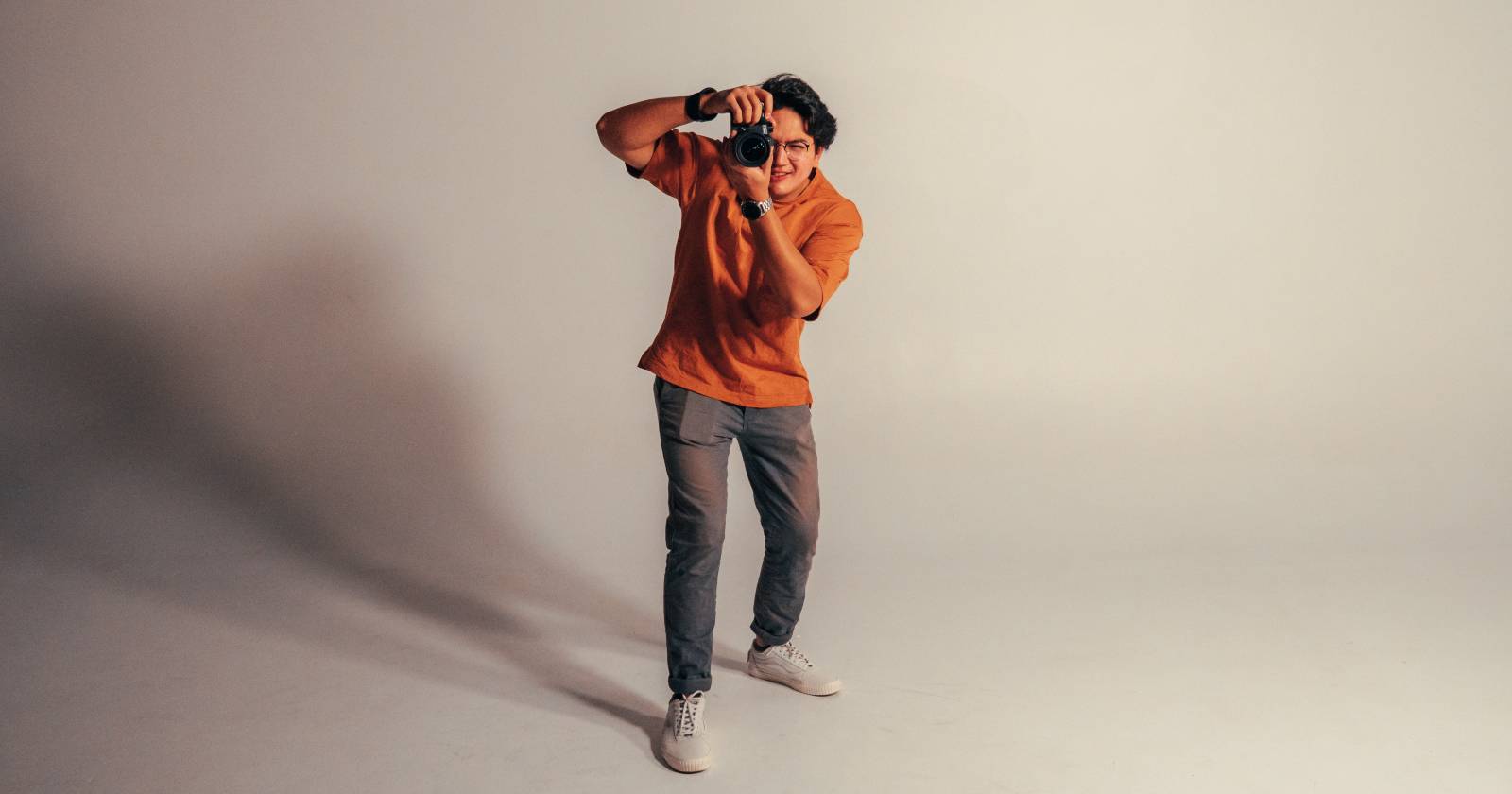 человек делает снимки на белом фоне