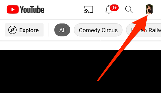 Нажмите на значок профиля в приложении YouTube на Android.