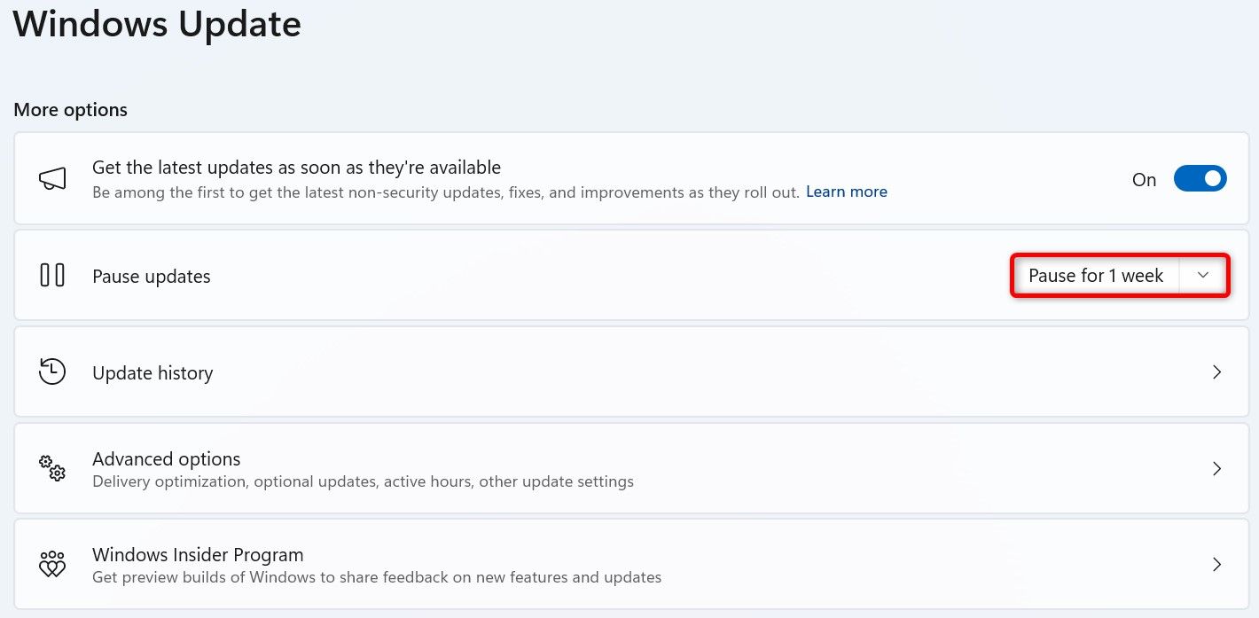 Экран Параметров Windows 11 с выделенной опцией приостановки обновлений