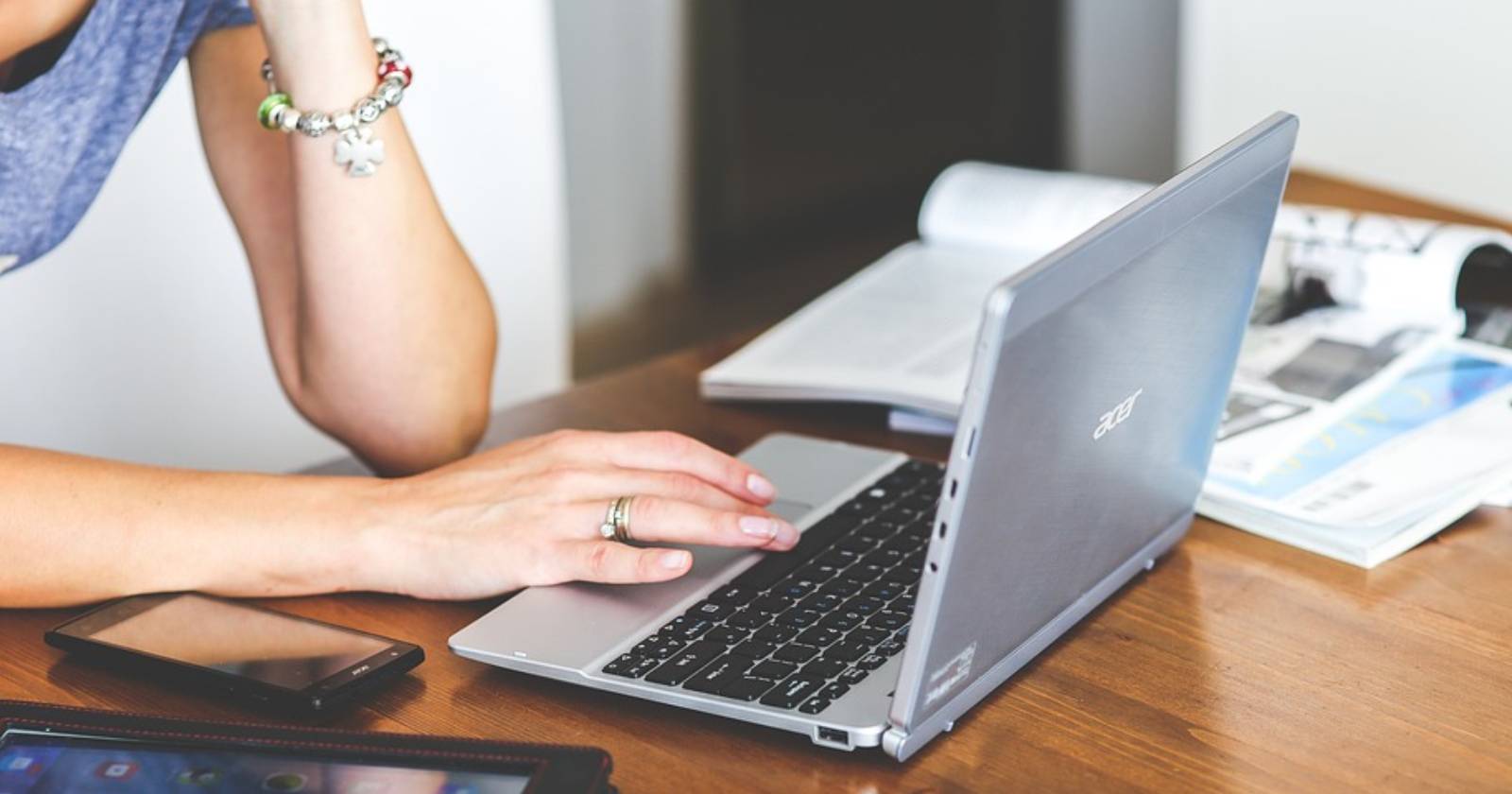 Человек использует Inkscape на Linux