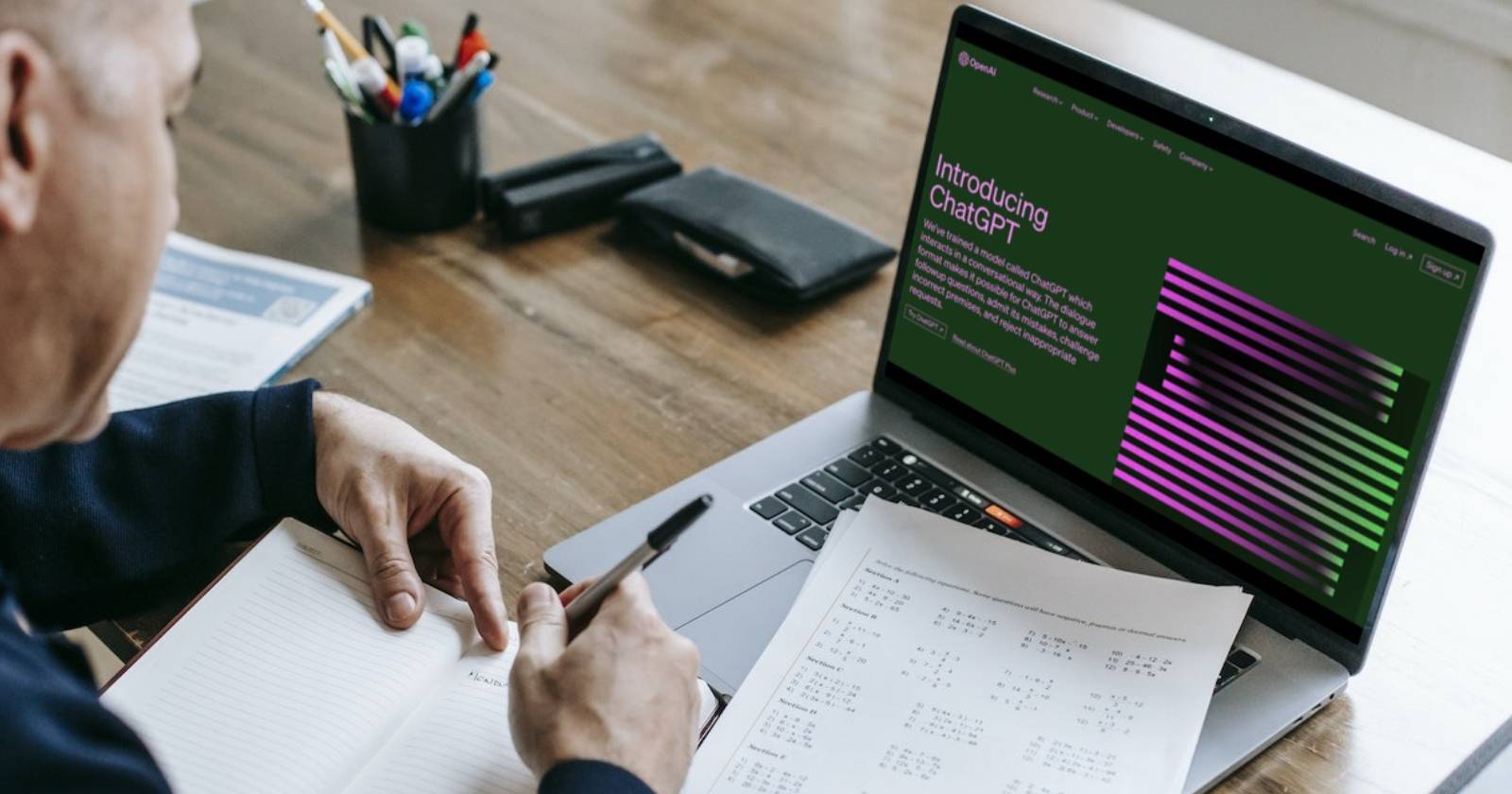 ChatGPT на ноутбуке, экран и клавиатура