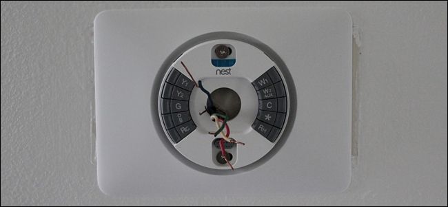 Освободите провода, нажав на защёлки