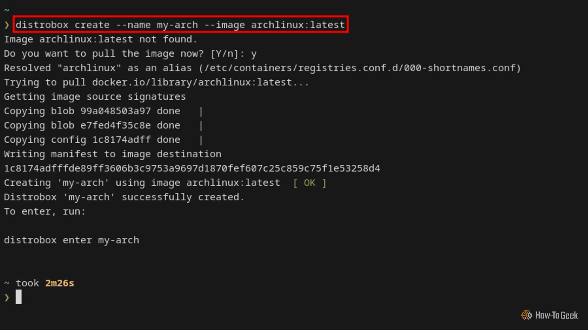 Терминал Linux показывает команду и вывод создания контейнера Arch Linux через Distrobox.