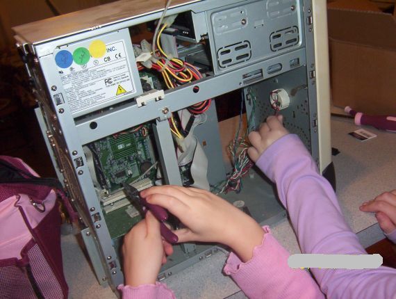 Дети разбирают клавиатуру и ищут детали