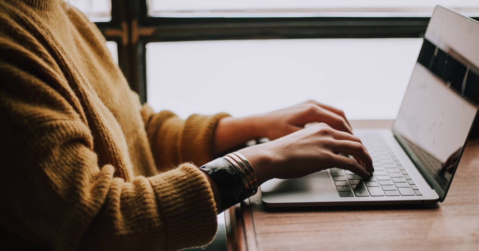 Человек, работающий за ноутбуком