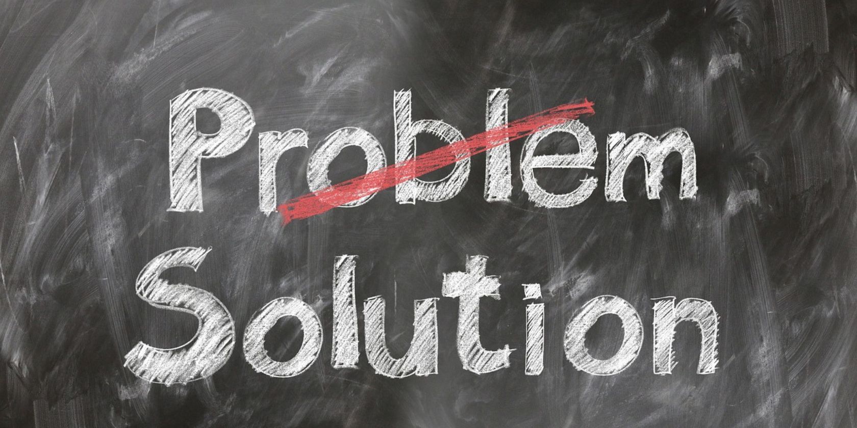 Написанные слова 'problem' и 'solution' на чёрной доске