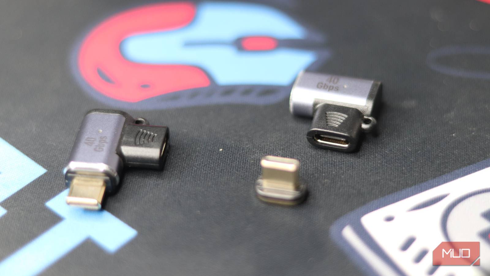 Магнитные USB-C коннекторы, лежащие на коврике для мыши