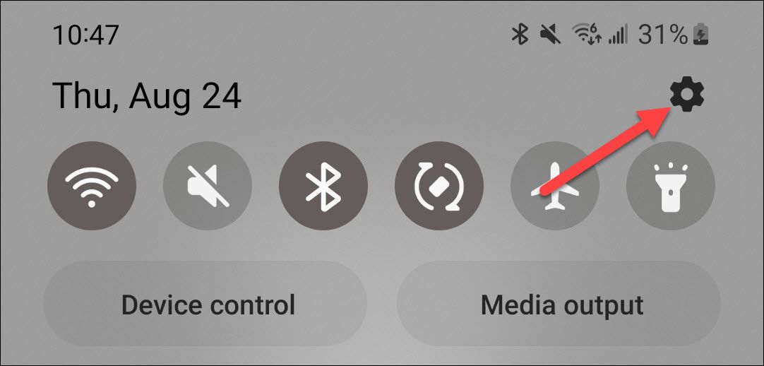 Откройте Настройки через значок шестерёнки в Быстрых настройках