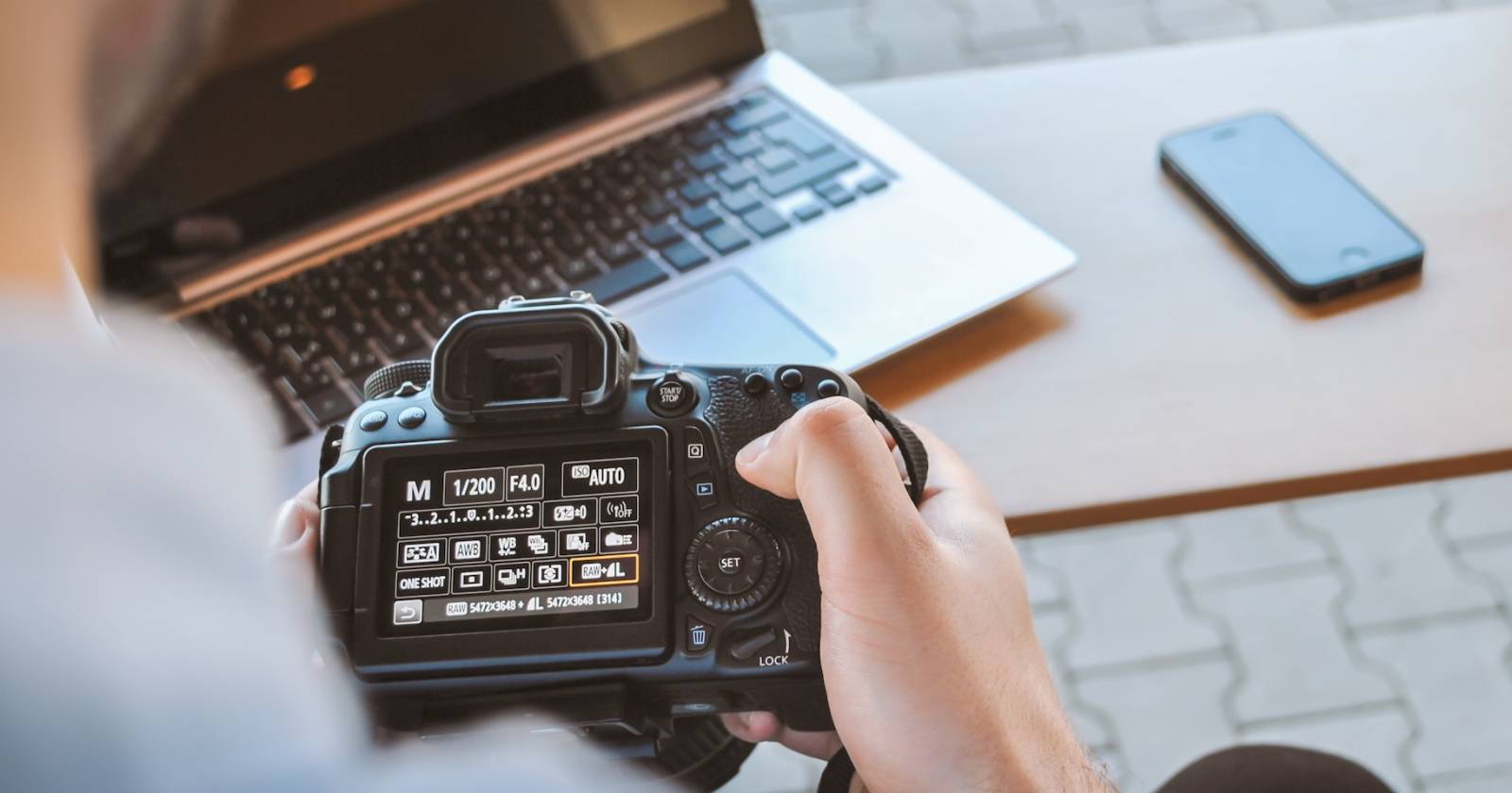 Фотограф использует цифровую зеркальную камеру