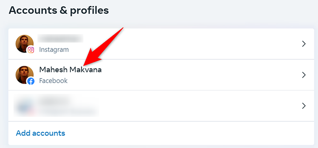Выберите Facebook‑профиль из списка связанных аккаунтов.