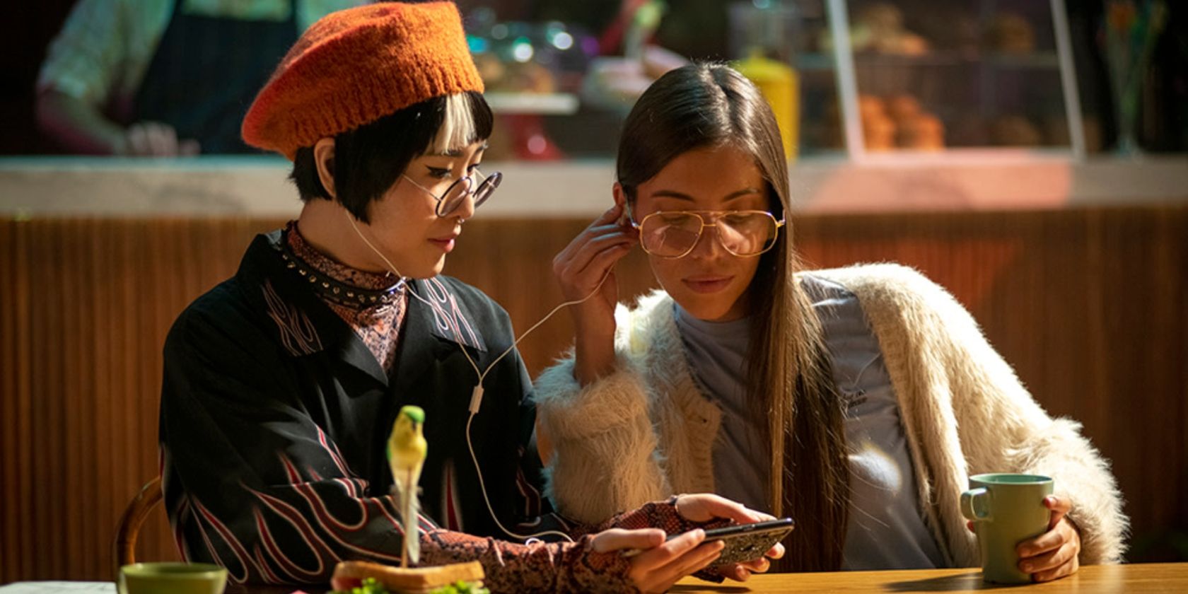 Две женщины слушают аудио в наушниках