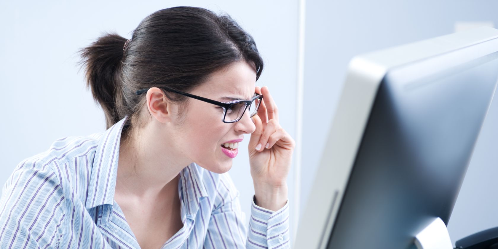 Файлы и значки macOS на рабочем столе.