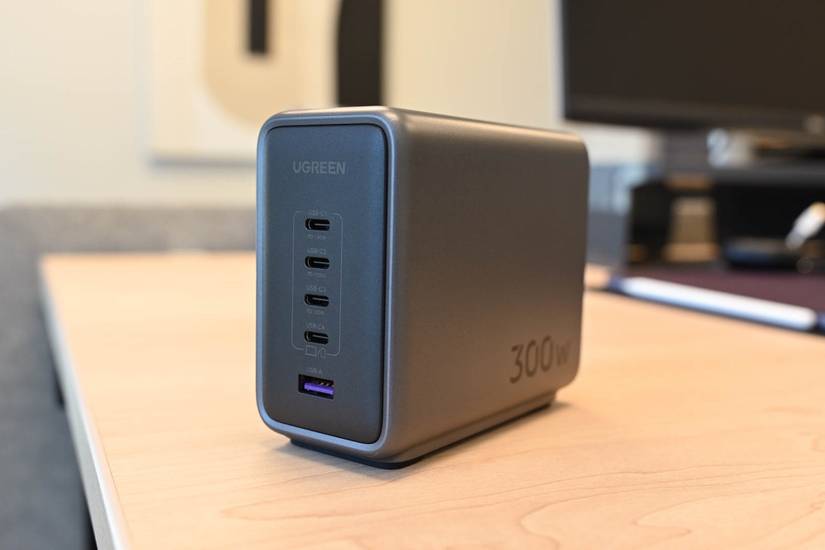 Ugreen Nexode 300W на столе
