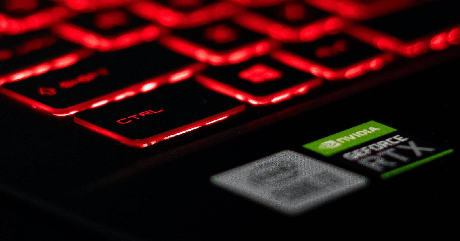 Эмблема NVIDIA GeForce Experience на тёмном фоне