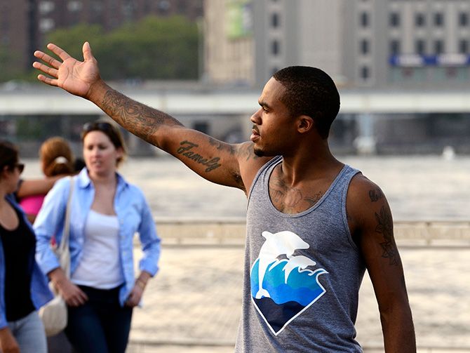 Мужчина с вытянутой рукой и татуировкой — исходная фотография