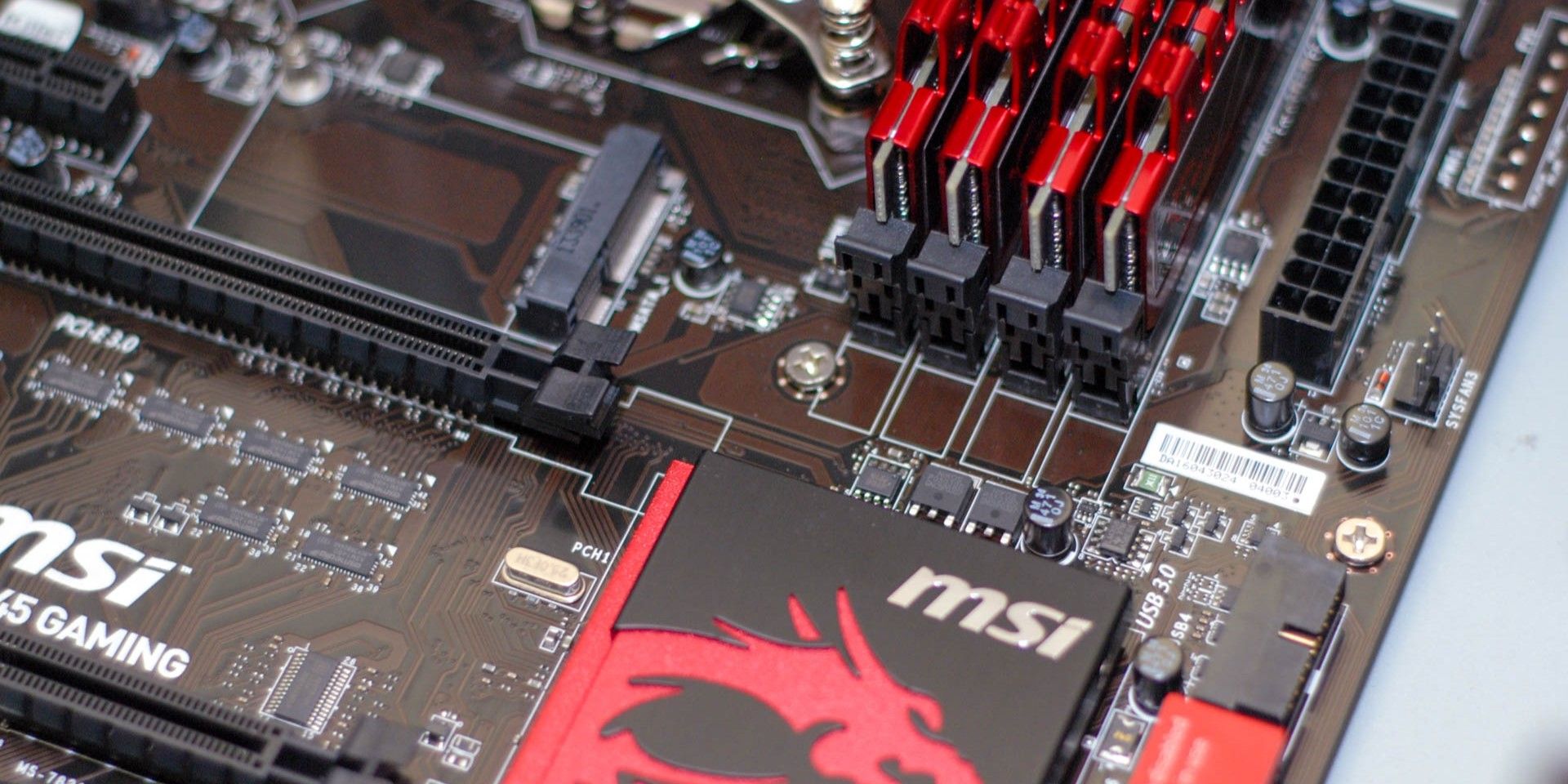 Материнская плата MSI с разъёмами и компонентами.
