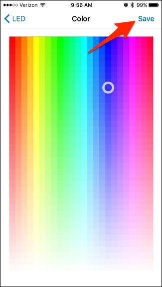 Финальный цвет на устройстве: кнопка и верхняя световая полоса подсвечены выбранным цветом