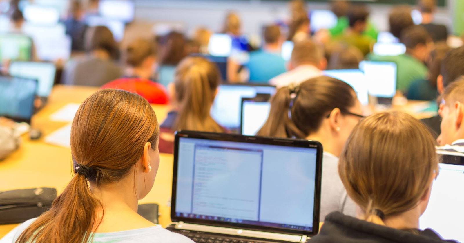 В кабинете: человек сидит за столом, рабочая обстановка