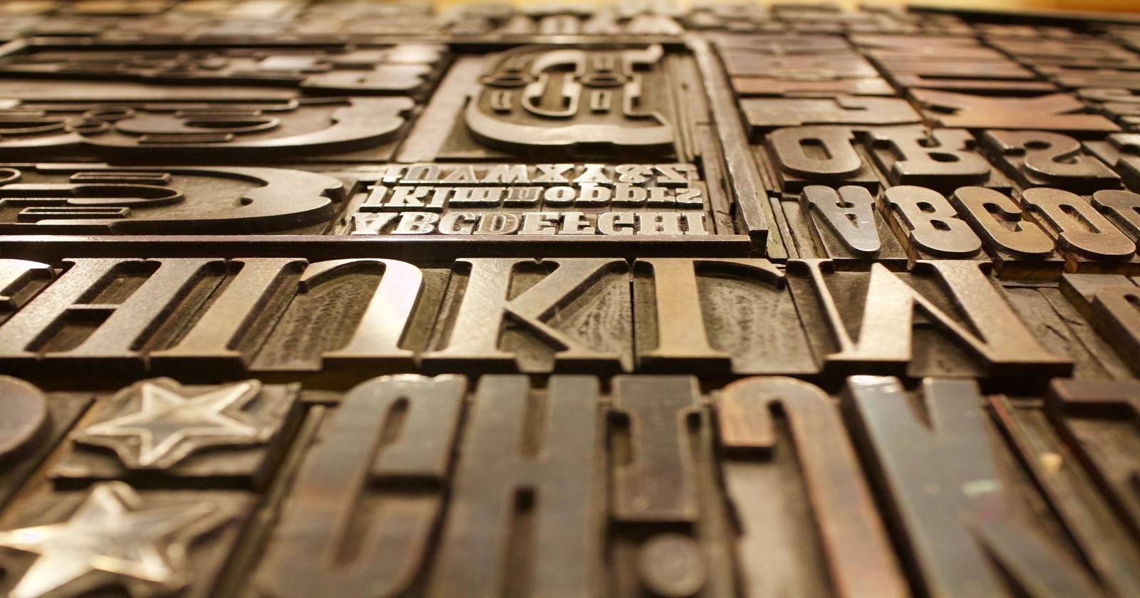 Печатная пластина с буквами алфавита