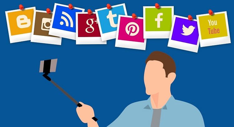 Человек делает селфи на фоне иконок соцсетей