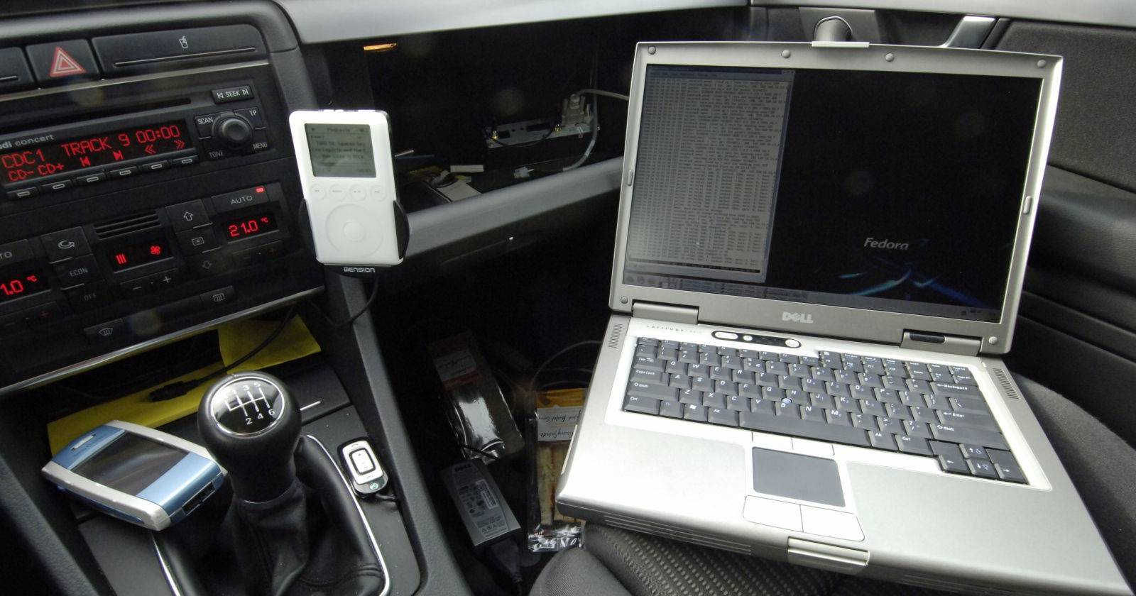 Автомобильный рабочий стол: ноутбук на коленях, готовый к работе