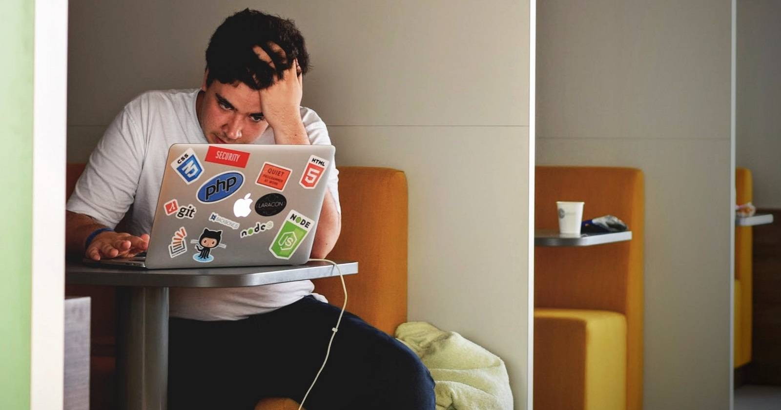 Раздражённый пользователь с ноутбуком