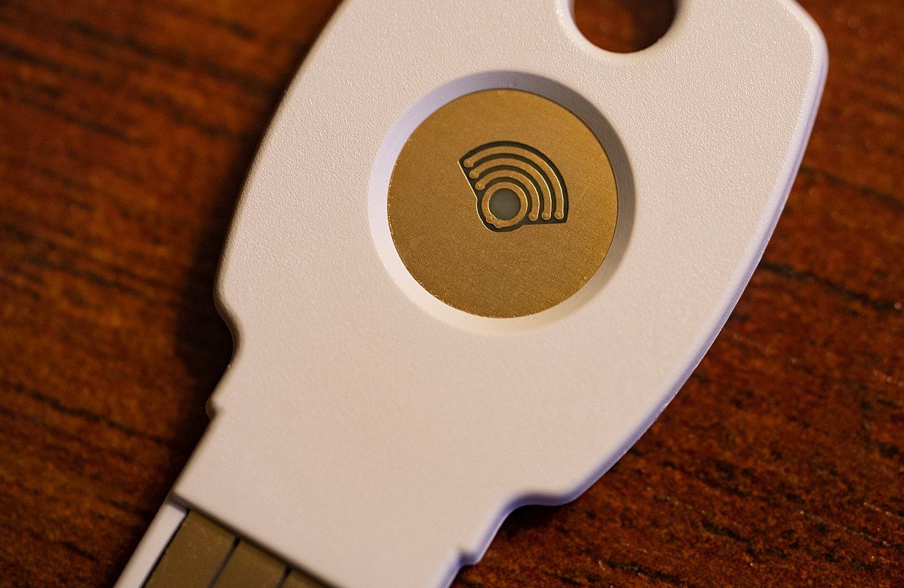 Google Titan аппаратный ключ рядом с ноутбуком